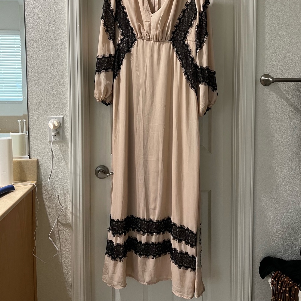Long sleeve dress with lace detail